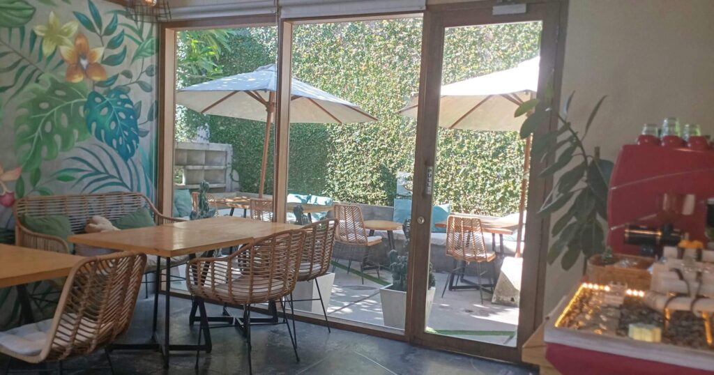 バリ島サヌールCanvas Cafe の店内とテラスの様子