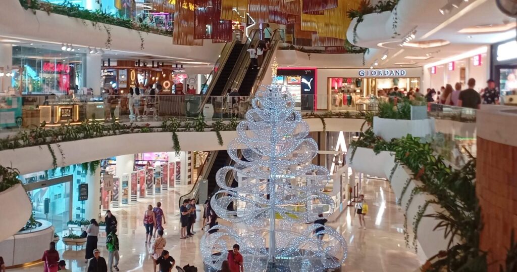 バリ島サヌール　ICON BALI モールのクリスマスツリー