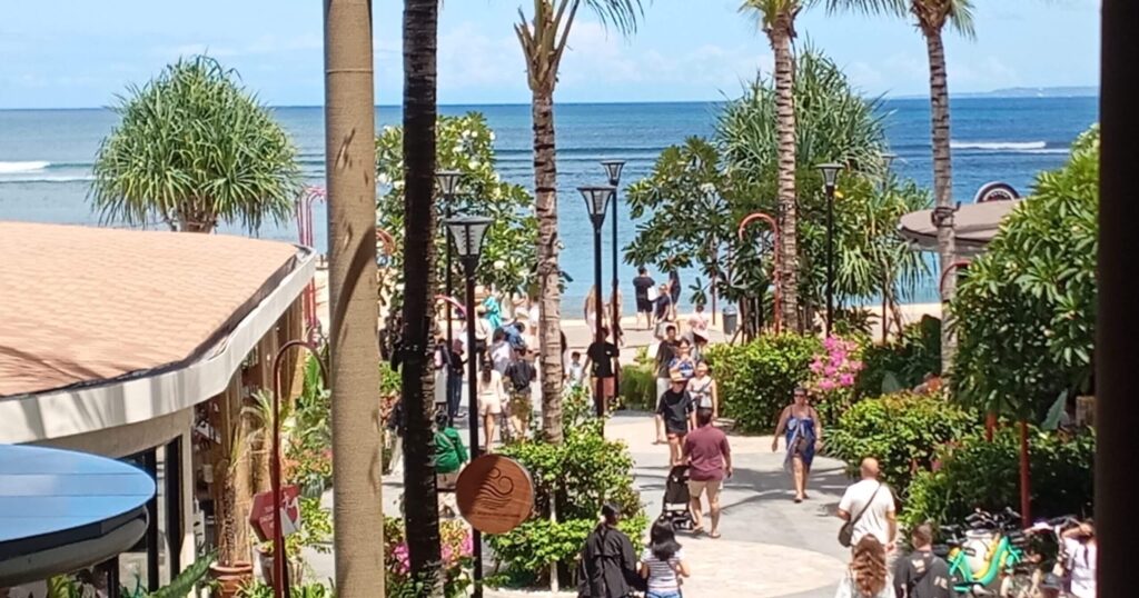 ICON BALIのモール内から見たサヌールビーチ