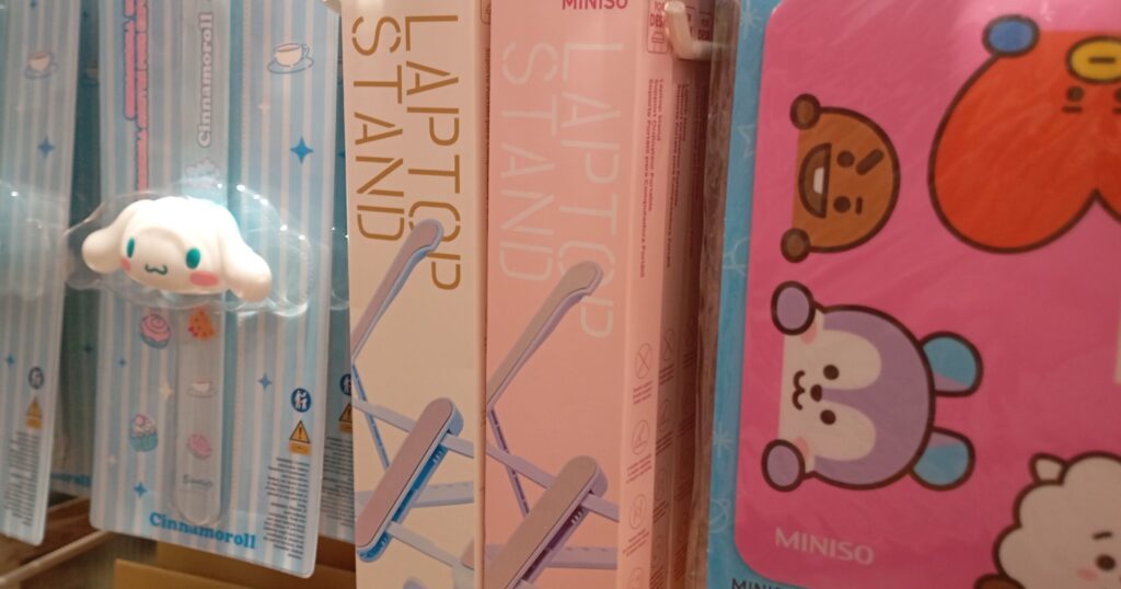 MINISO　PCスタンド陳列