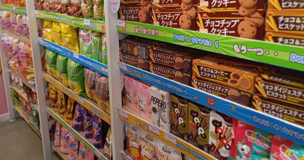 MINISO食品コーナーの陳列