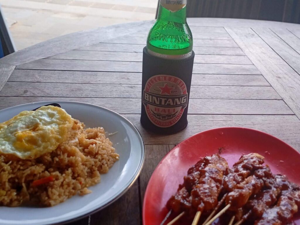 ナシゴレンとサテアヤム、ビールの料理写真