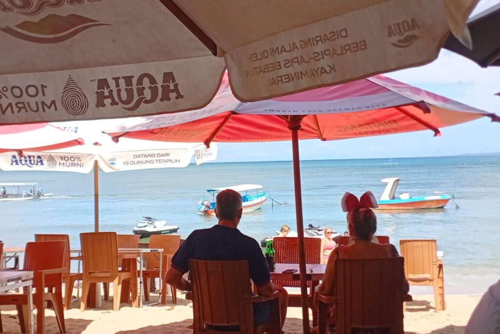 バリ島サヌールビーチを眺めるカップルの後ろ姿