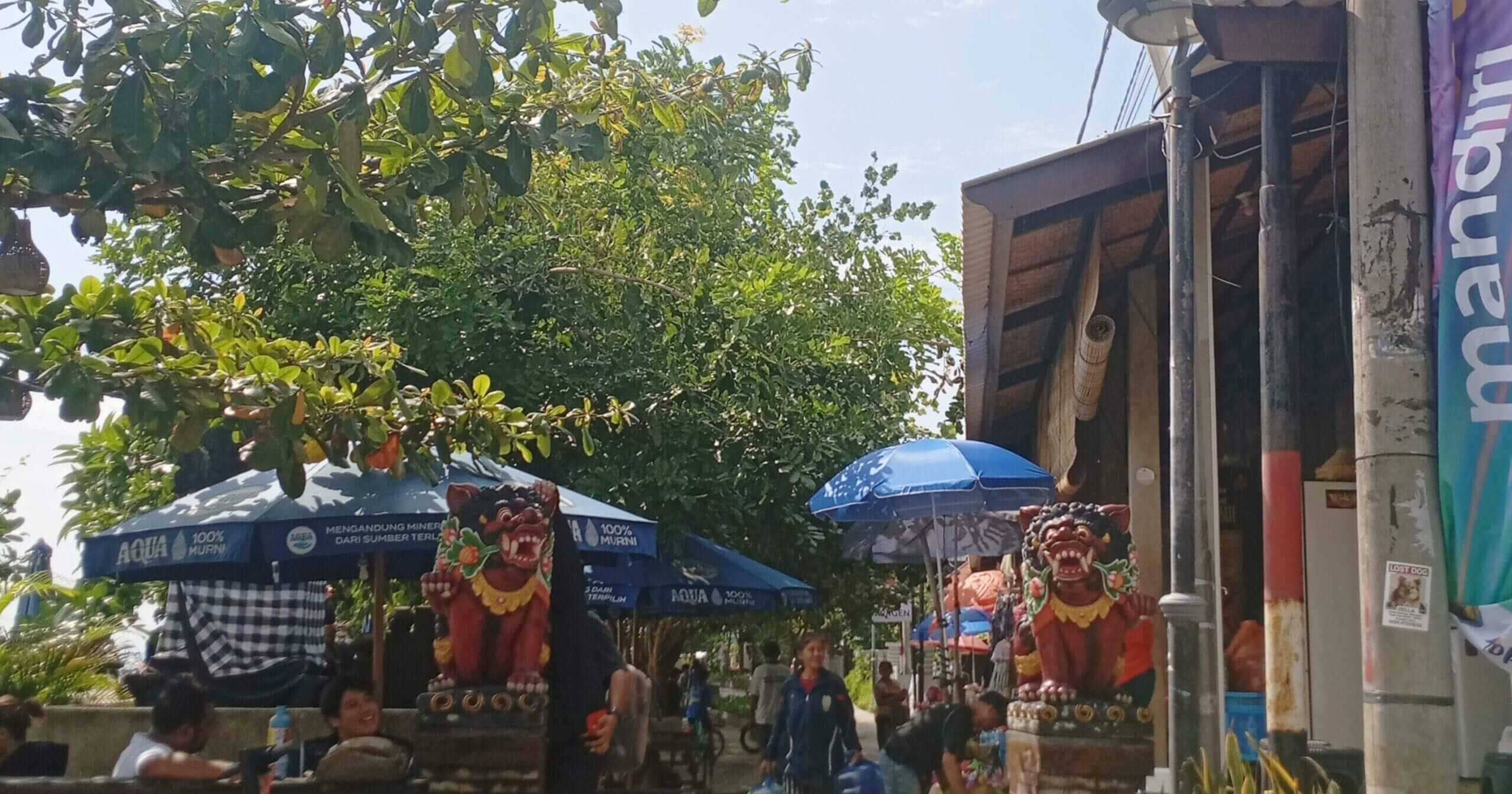 バリ島サヌールのビーチ沿いの様子