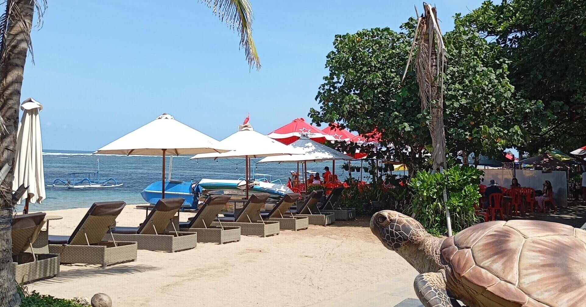 日中のサヌールビーチの様子