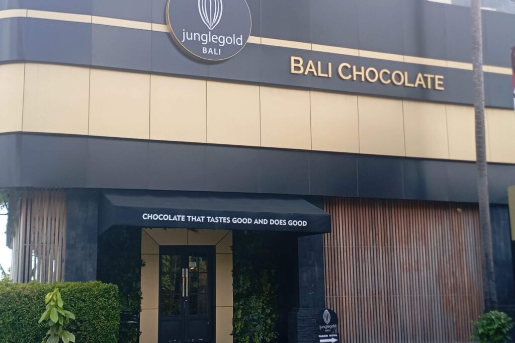 バリ島サヌール ジャングルゴールド直営店 高級感ある入り口