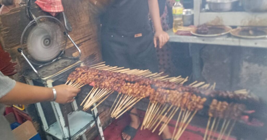 バリ島 サヌール シンドゥナイトマーケットでサテを焼いている様子