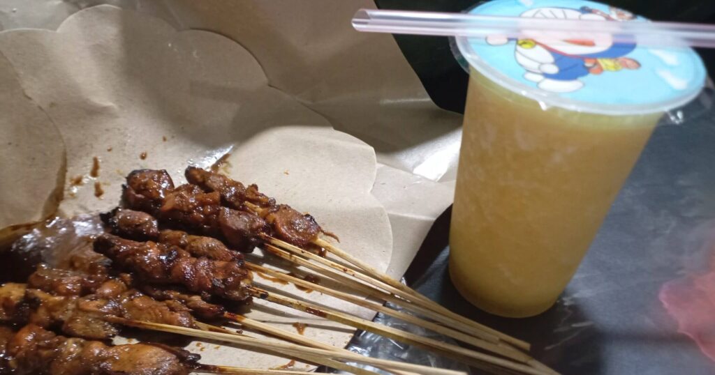 サテとフルーツジュース