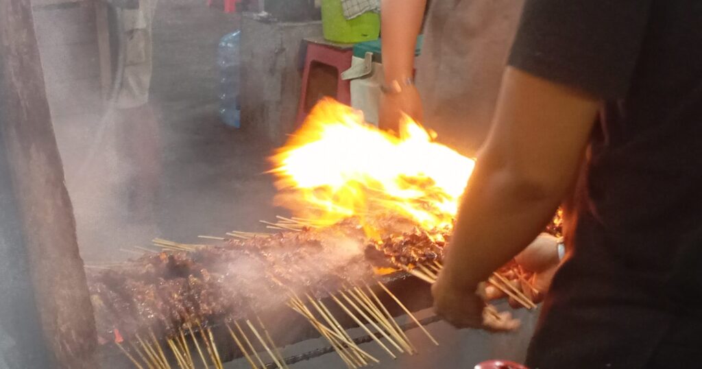 バリ島 サヌール シンドゥナイトマーケット　豪快にサテを焼いている様子