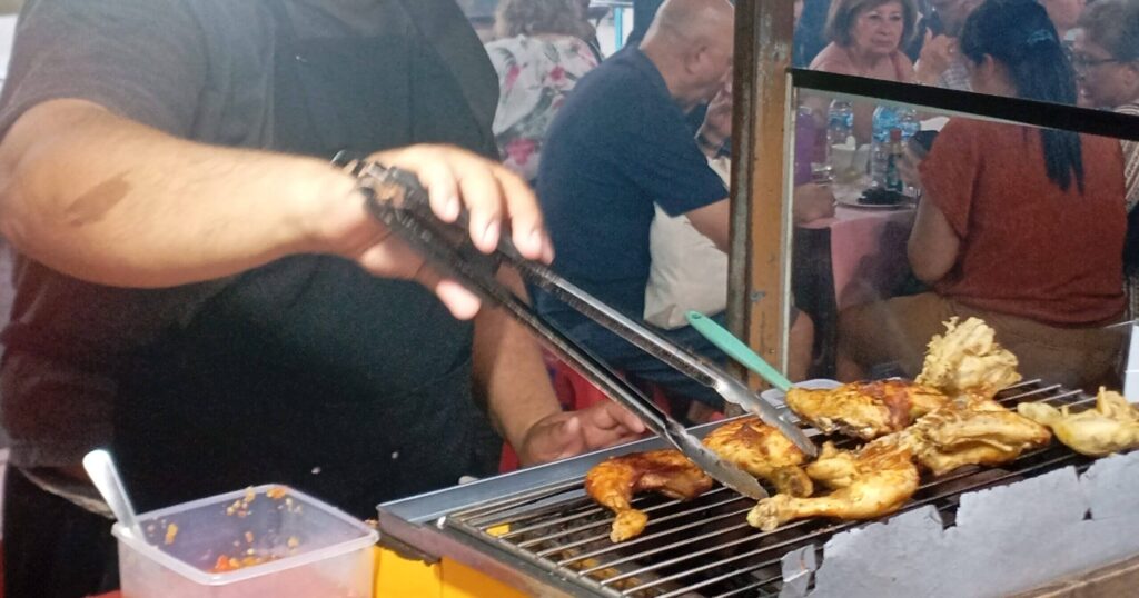 バリ島 サヌール シンドゥナイトマーケットでチキンを焼いている様子