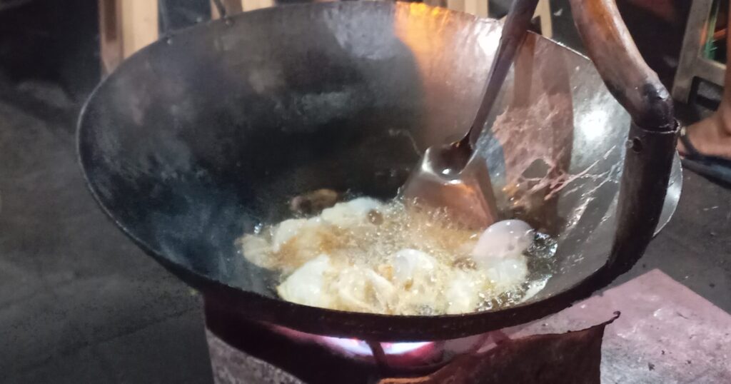 豪快に目玉焼きを作る様子