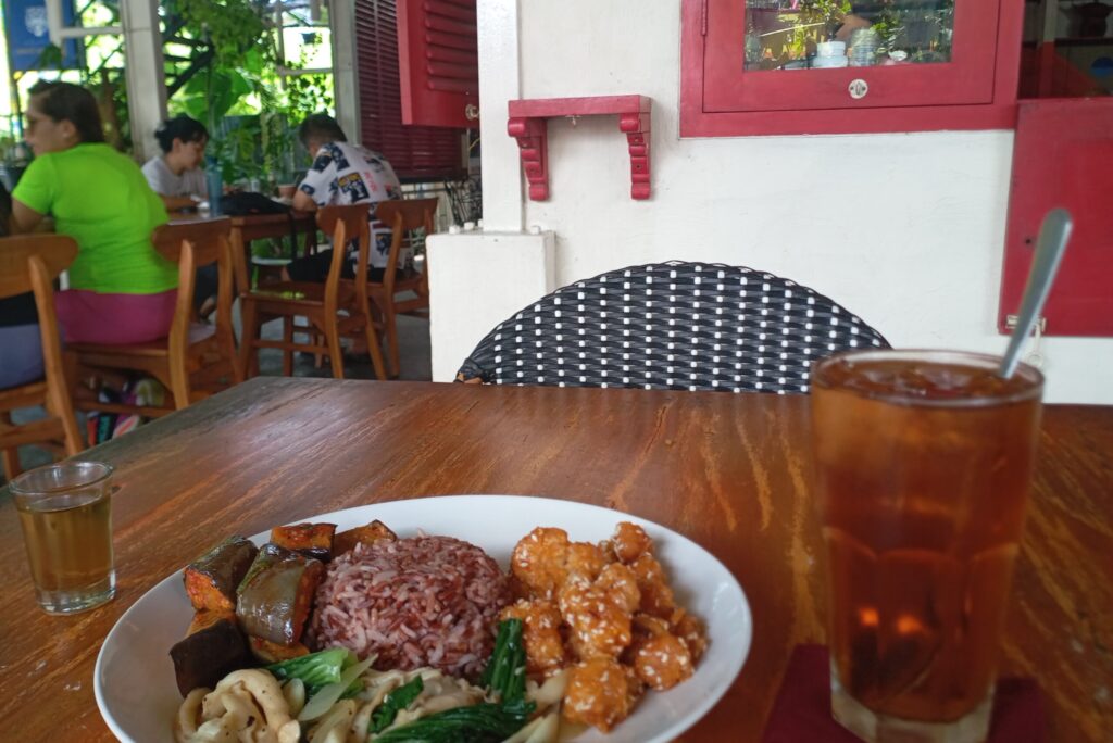 地元客や観光客が食事を楽しんでいる自然な風景