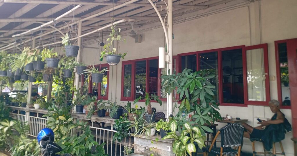 Warung Kecil Infinityの外観、昼間のバイパス沿いにある建物の様子