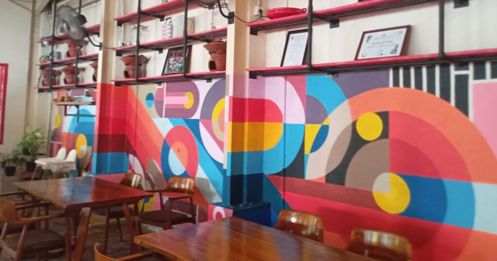 店内の幾何学模様の装飾が強調された写真