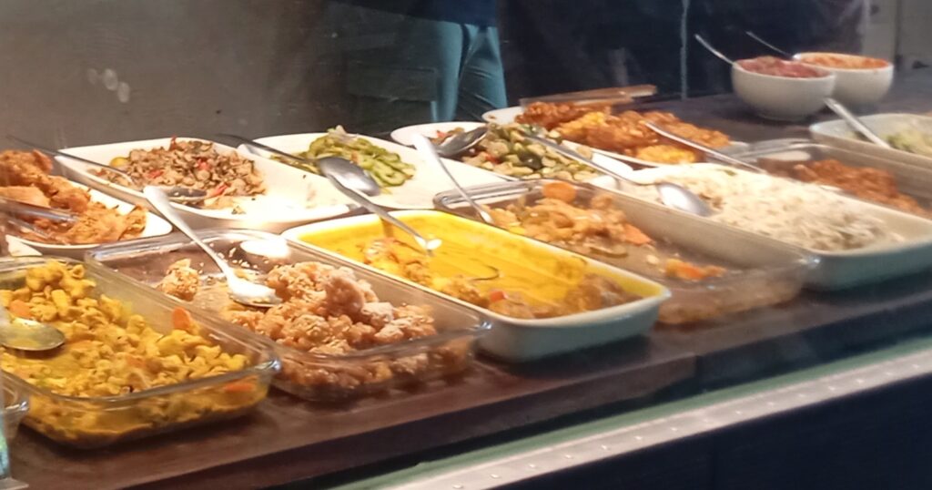 スパイスの効いたおかずと香ばしい揚げ物が見える料理の写真