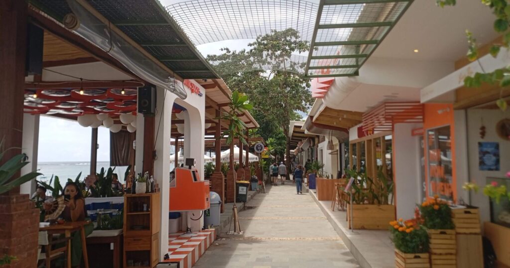 バリ島サヌールビーチ沿いのカフェが立ち並ぶエリアの様子