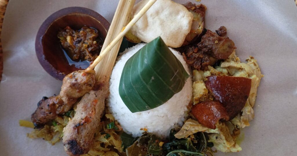 バリ島サヌール バビグリンとご飯のナシチャンプルスタイル