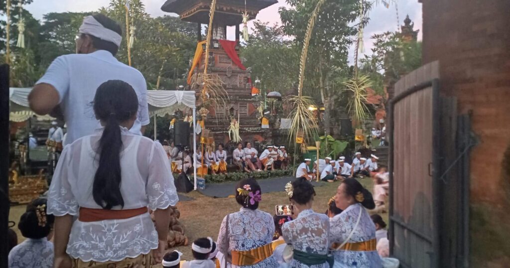 バリヒンドゥーのセレモニーに集う人々の写真