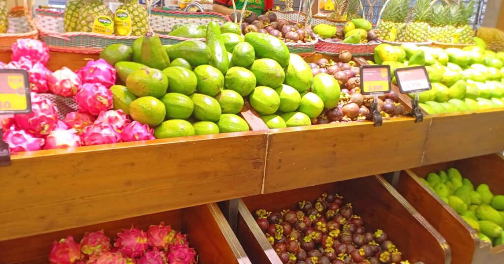様々な南国フルーツが陳列されているスーパーの様子