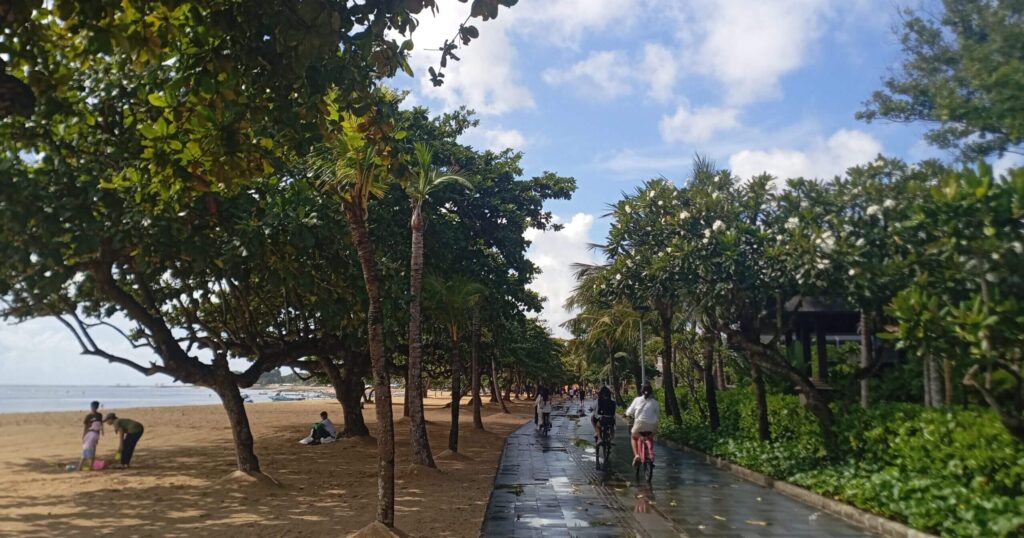 バリ島サヌールビーチ 雨季の雨上がりに広がる鮮やかな緑と澄んだ空気
