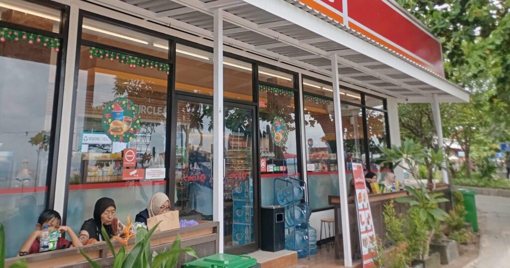 コンビニのイートインスペースでくつろぐ人々