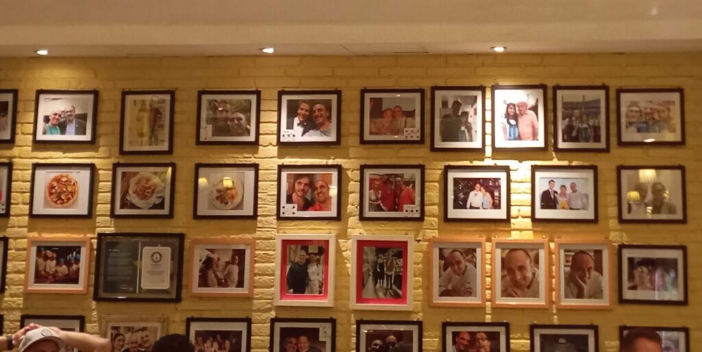 Massimo店内に飾られたたくさんの写真