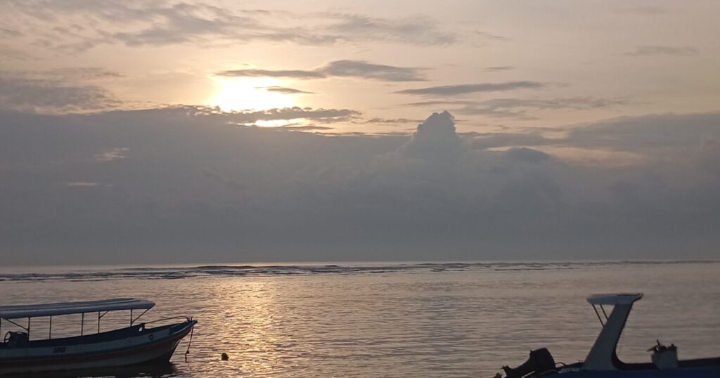 バリ島サヌール 突堤から眺める静かな初日の出