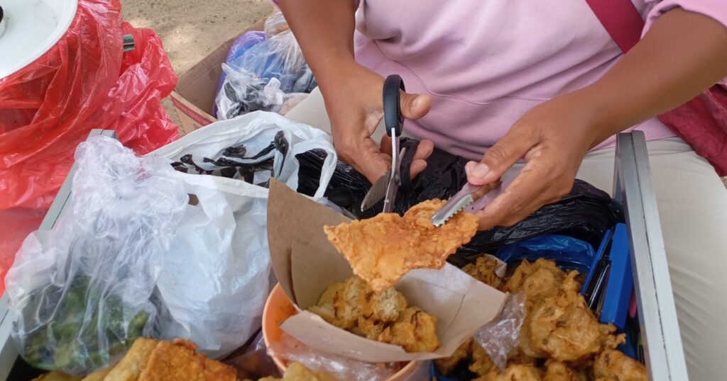 バリ島サヌールビーチで売られるゴレンガン　カットしている様子