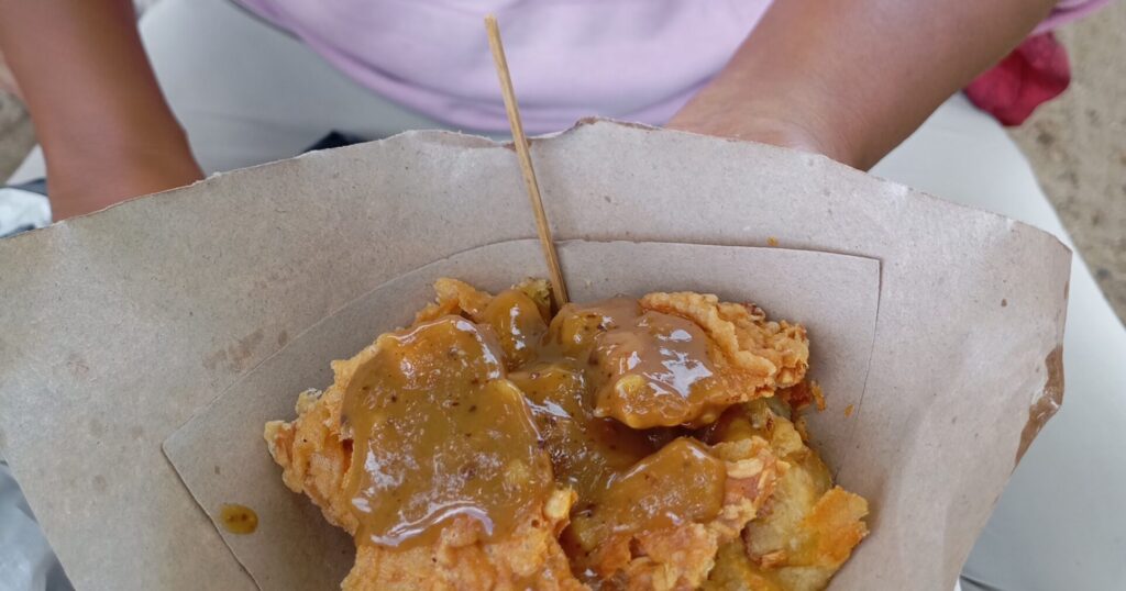 バリ島サヌール 朝の屋台で売られるゴレンガン　完成の様子