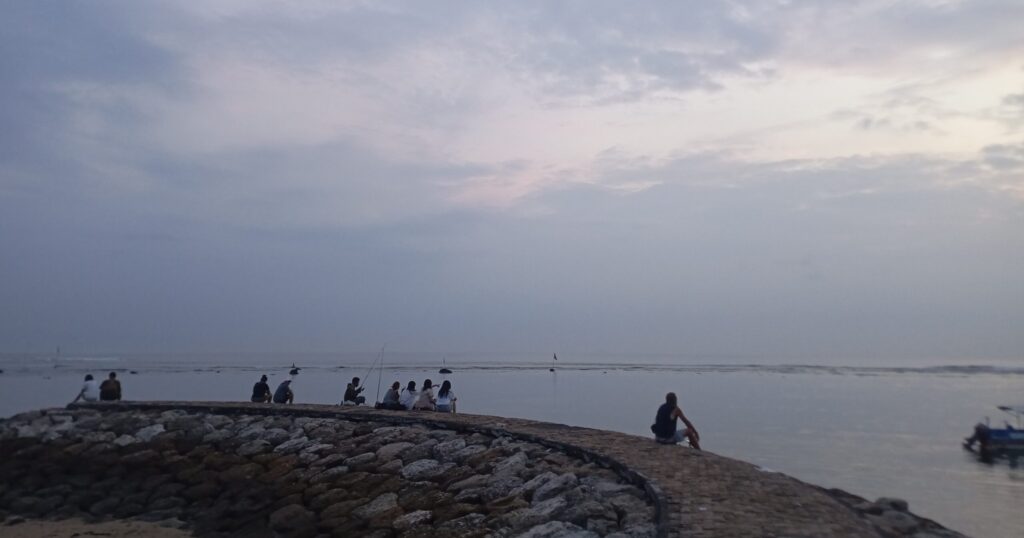 バリ島サヌールビーチ 初日の出を待つ人々