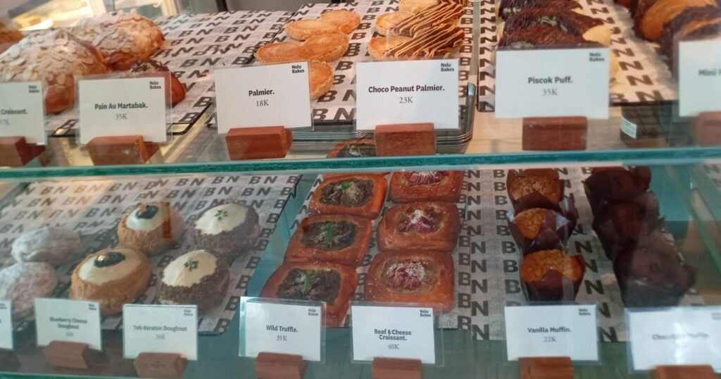 Nelu by STUJAのぎっしりパンが並ぶショーケース