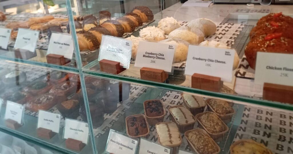 Nelu by STUJAのぎっしりパンが並ぶショーケース