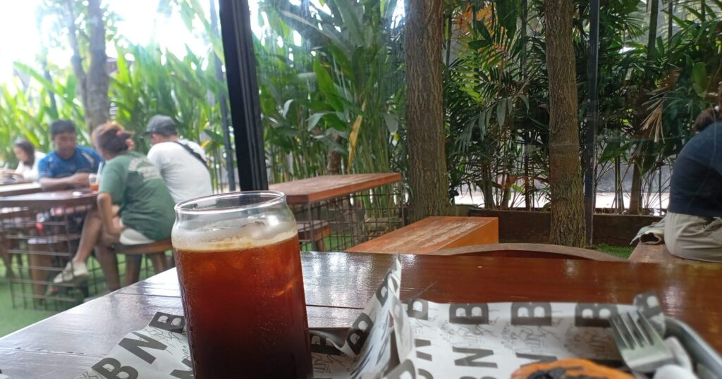 Nelu by STUJAの中から見るテラス席の様子