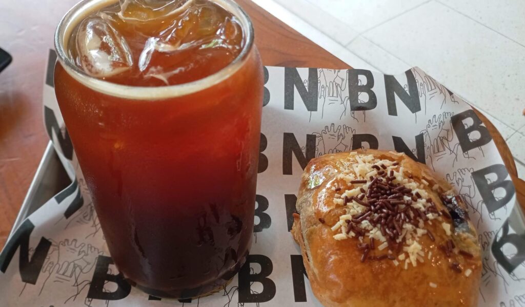 Nelu by STUJAのChocolate Cheese Flaky Bolenとアイスコーヒー