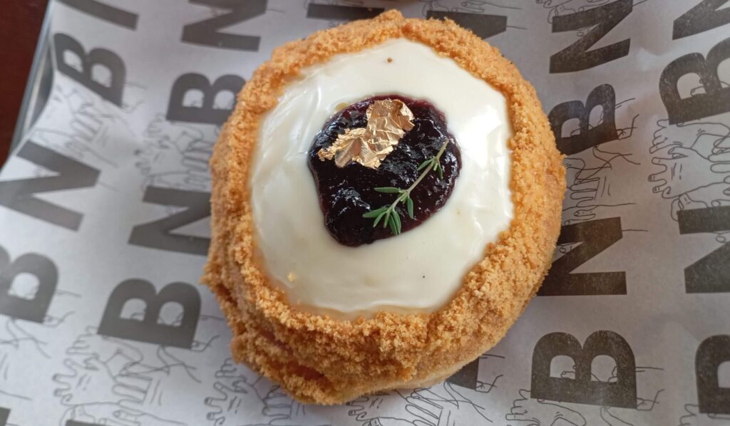 Nelu by STUJAのBlueberry Cheese Doughnut