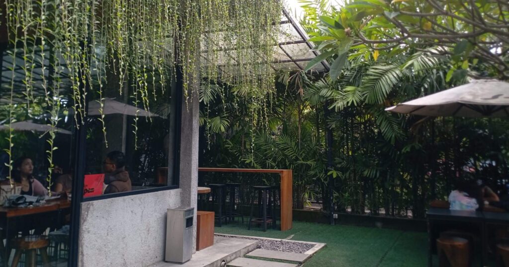 Nelu by STUJAのテラス席につながる通路