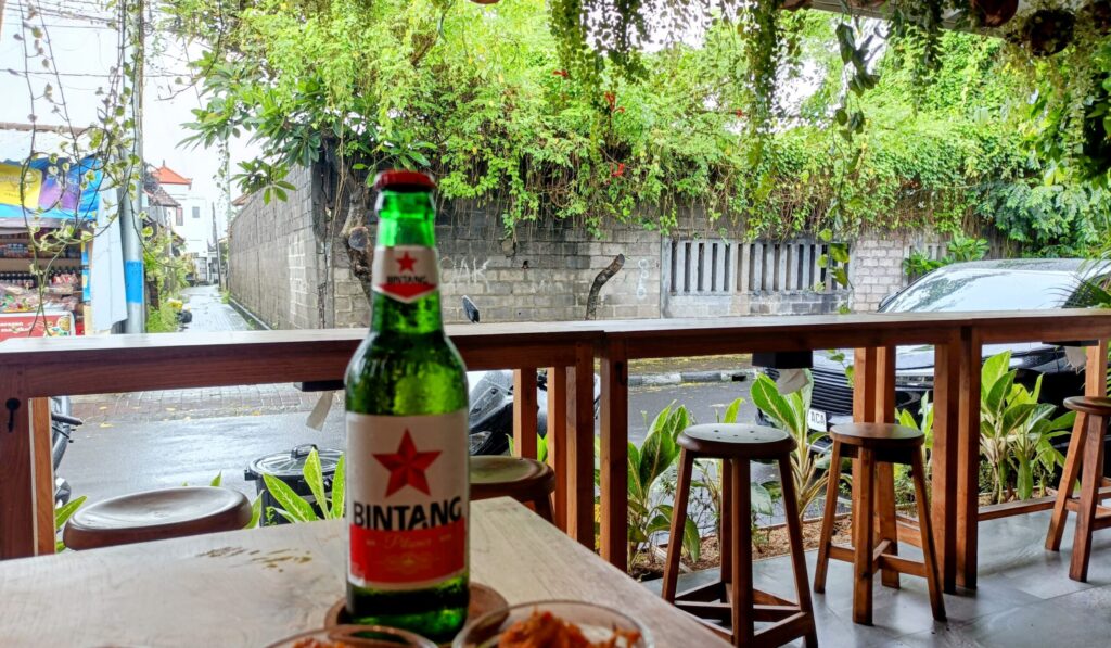 Tisna Kitchenの中から外の景色を撮った写真