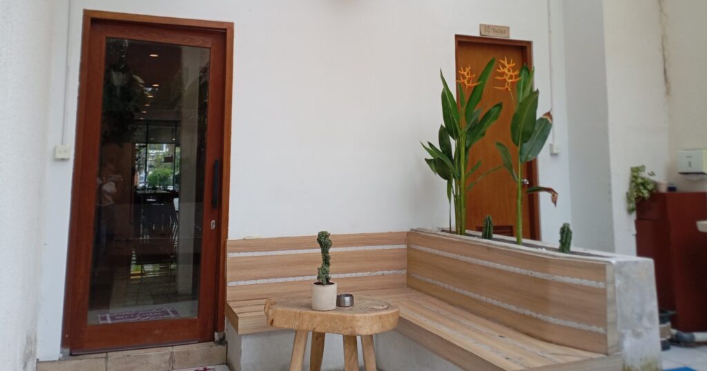 Coffee Therapy Sanurのトイレ前のくつろげるスペース