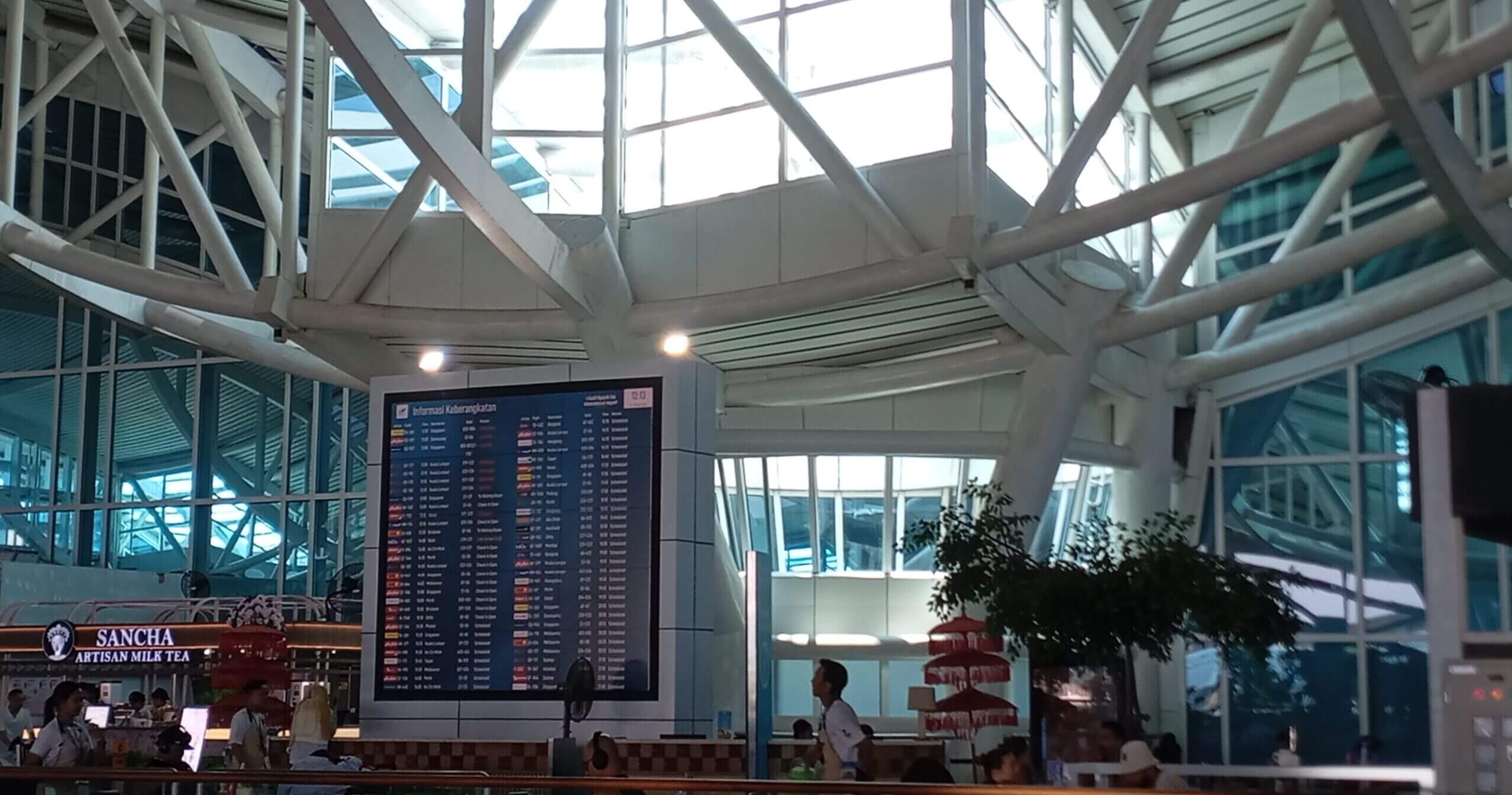 バリ島ングラライ国際空港の到着ロビーの様子。海外旅行の電源プラグ準備をテーマにした記事のアイキャッチ画像