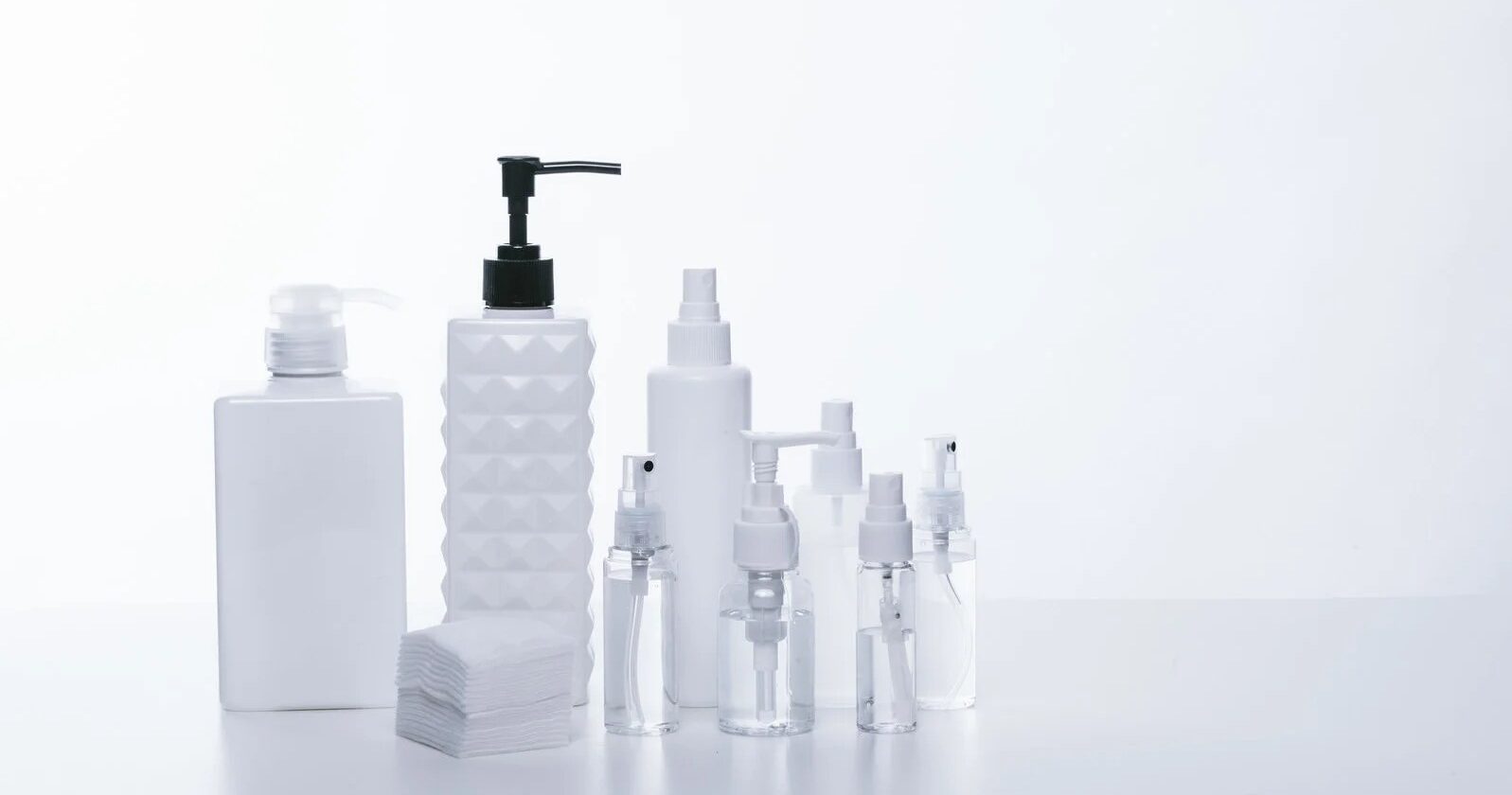 化粧水や乳液用の詰替え容器が複数並んでおり、清潔感のある白を基調とした写真