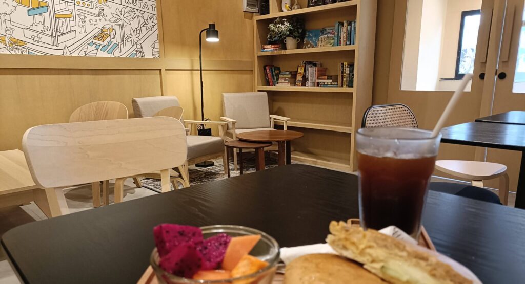 KOPITOKOの店内で