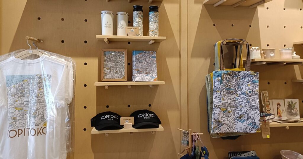 KOPITOKOの地図がデザインされた服飾雑貨の写真
