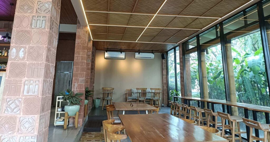 サヌールOver the Moon Cafeの広々とした店内の様子