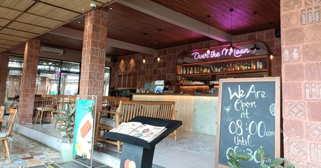 サヌールOver the Moon Cafeの店内の写真