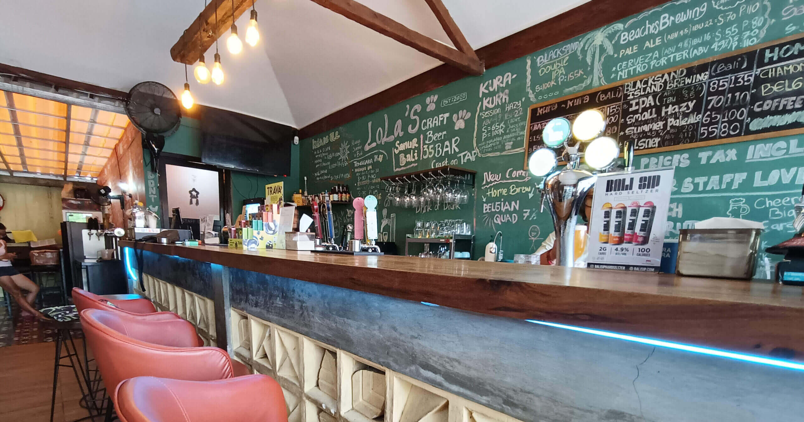 サヌール でクラフトビールが飲める Lola's - Tap Craft Beer Bar店内の写真