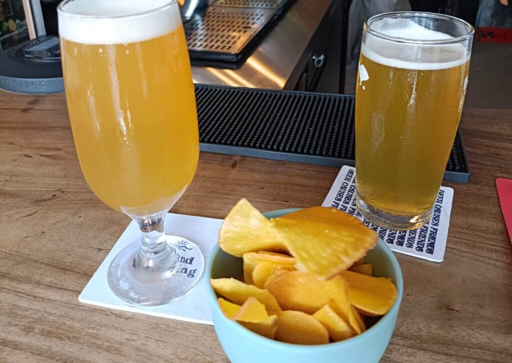 サヌール クラフトビール店Lola's - Tap Craft Beer Barでオーダーしたクラフトビールとキャッサバチップス
