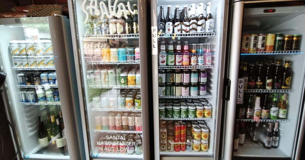 サヌール クラフトビール店Lola's - Tap Craft Beer Bar店内にあるドリンクがぎっしり詰まった冷蔵庫の写真