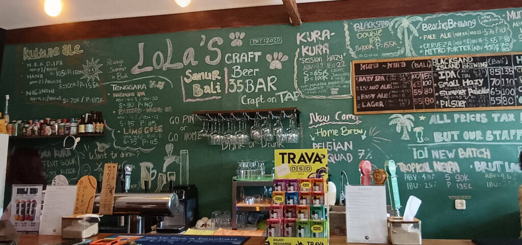 サヌール クラフトビール店Lola's - Tap Craft Beer Barのバーカウンターの壁にある黒板メニュー