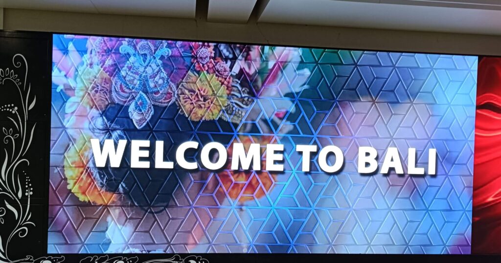 バリ島ングラ・ライ国際空港の「WELCOM TO BALI」と表示された電光掲示板