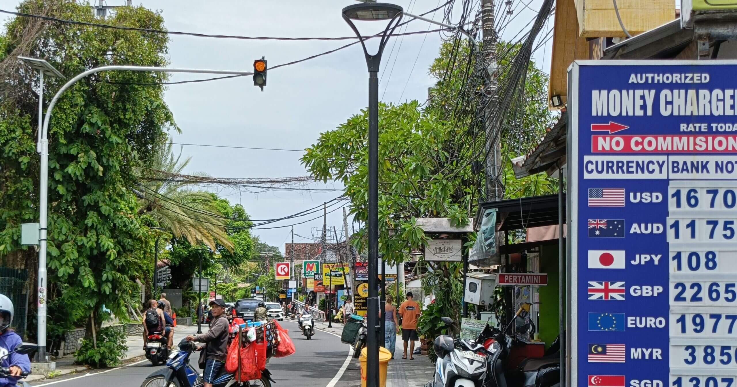 バリ島サヌールDanau Tamblingan通りの写真　手前に両替所のレート表が写っている